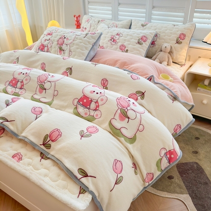 91家纺网 家纺一手货源 找家纺 2024秋冬新款牛奶绒加厚夹棉床褥垫+牛奶绒被套四件套浪漫小兔