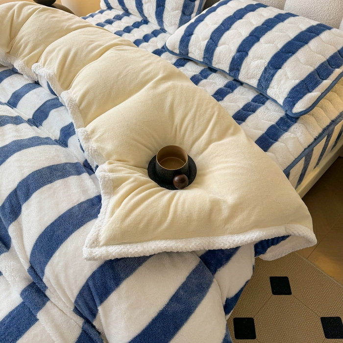 91家纺网 家纺一手货源 找家纺 2024新款A类北极绒格子-条纹系列宽包边加厚被套（暖光图） 条纹-高贵蓝
