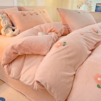 寐居家纺 2024新款纯色牛奶绒毛巾绣四件套 朵朵花开-粉玉