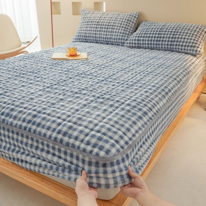 91家纺网 家纺一手货源 找家纺 2024秋冬北极绒加厚夹棉床笠三件套印花泰迪绒床垫保护套罩-无印风系列 蓝小格