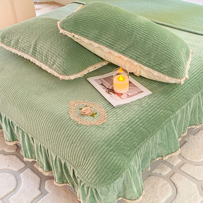 91家纺网 家纺一手货源 找家纺 胜权家纺 2024秋冬新款婴儿绒夹棉圆角花边简约风纯色牛奶绒床盖三件套 流绪花梦绿