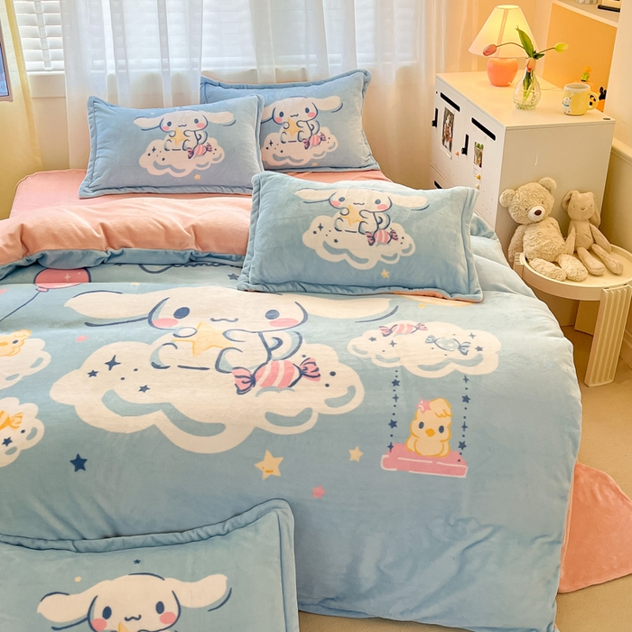 91家纺网 家纺一手货源 找家纺 金爱家 2024新款三丽鸥大版加厚牛奶绒四件套-第二批 云朵玉桂狗