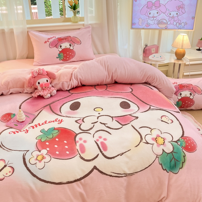 91家纺网 家纺一手货源 找家纺 金爱家 2024新款三丽鸥大版加厚牛奶绒四件套-第二批 绒大版-R草莓果汁美乐蒂