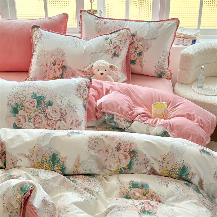 91家纺网 家纺一手货源 找家纺 2025新款三角针贝壳边棉加牛奶绒工艺款四件套 浪漫花舞