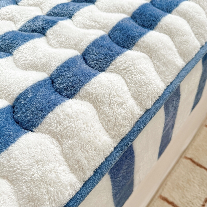 91家纺网 家纺一手货源 找家纺 2024新款A类北极绒格子-条纹系列宽包边加厚被套（自然光图） 条纹-高贵蓝