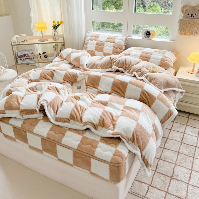 91家纺网 家纺一手货源 找家纺 2024新款A类北极绒格子-条纹系列宽包边加厚被套（自然光图） 棋盘格-奶咖