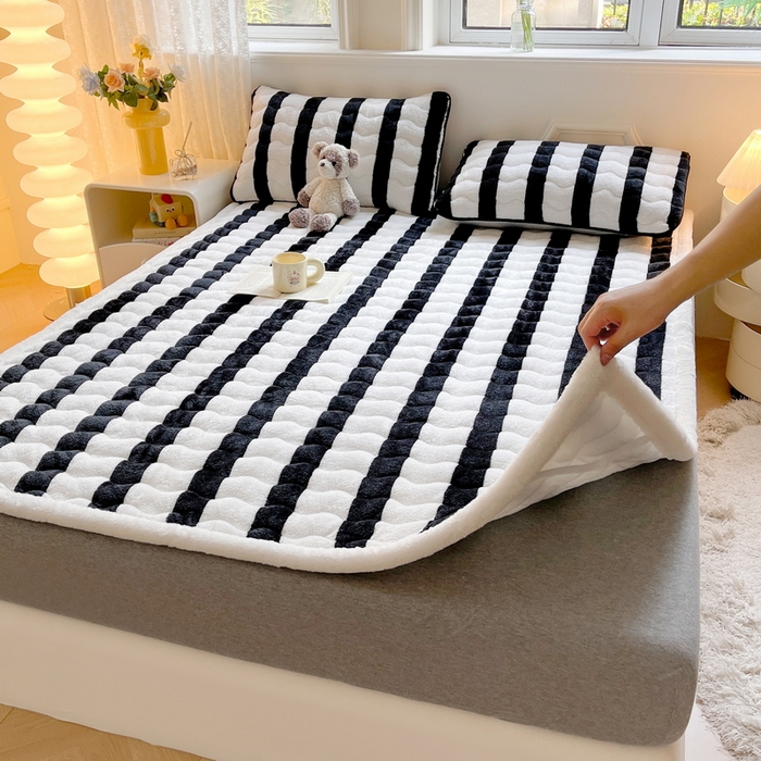 91家纺网 家纺一手货源 找家纺 2024秋冬加厚床垫床褥子北极绒印花泰迪绒床褥床护垫三件套-160g夹棉 条纹-黑色