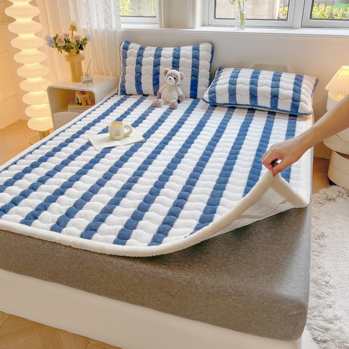 91家纺网 家纺一手货源 找家纺 2024秋冬加厚床垫床褥子北极绒印花泰迪绒床褥床护垫三件套-160g夹棉 条纹-高贵蓝