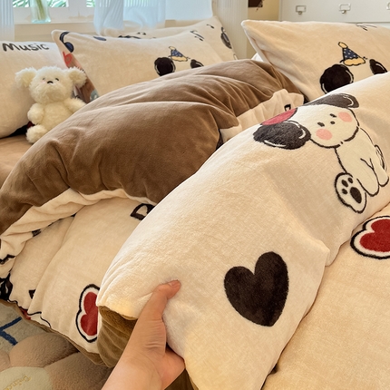 91家纺网 家纺一手货源 找家纺 慕澄家纺 2024新款小清新可爱印花牛奶绒加厚保暖四件套 酷酷狗