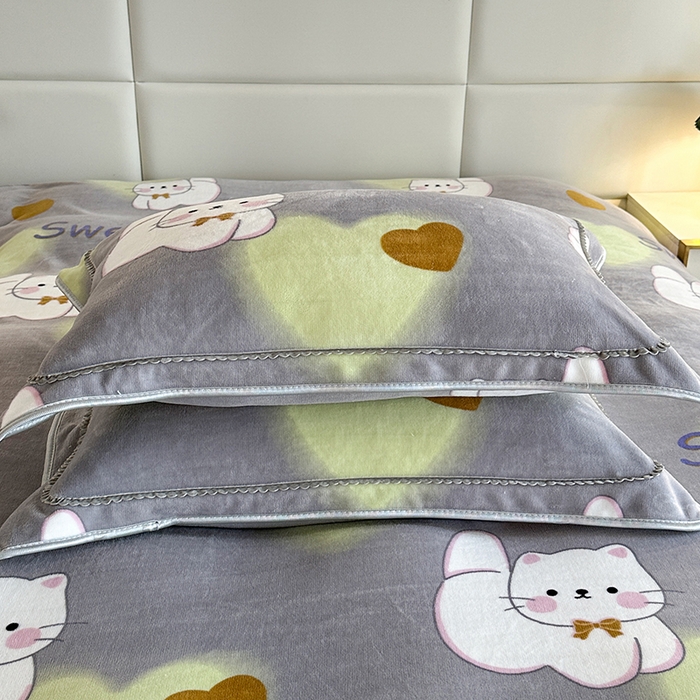 91家纺网 家纺一手货源 找家纺 富缦庭 2024新款8-9斤小包边床裙款牛奶绒印花四件套 甜心猫咪