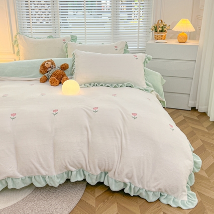 91家纺网 家纺一手货源 找家纺 金麦家纺 2024新款花边款牛奶绒四件套 蓝色花朵