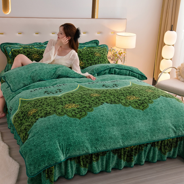 91家纺网 家纺一手货源 找家纺 阿亮家居 2024新款8.5斤保暖牛奶绒金貂绒床裙款四件套 绿野仙踪