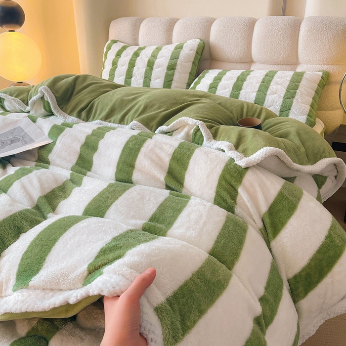 91家纺网 家纺一手货源 找家纺 2024新款A类北极绒格子-条纹系列宽包边加厚被套（暖光图） 条纹-豆绿