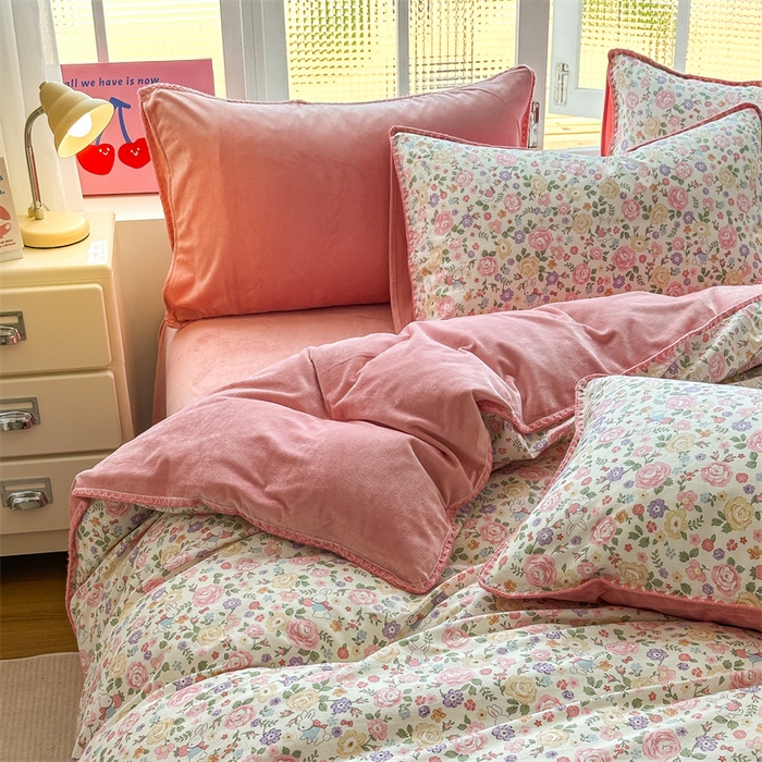 91家纺网 家纺一手货源 找家纺 2025新款三角针贝壳边棉加牛奶绒工艺款四件套 花园芬芳