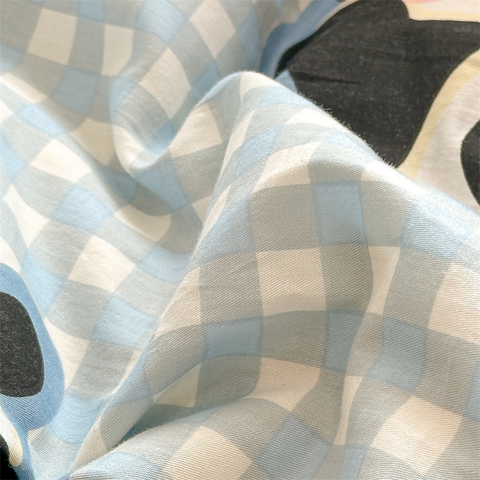 91家纺网 家纺一手货源 找家纺 2025新款三角针贝壳边棉加牛奶绒工艺款四件套 蓝格熊猫