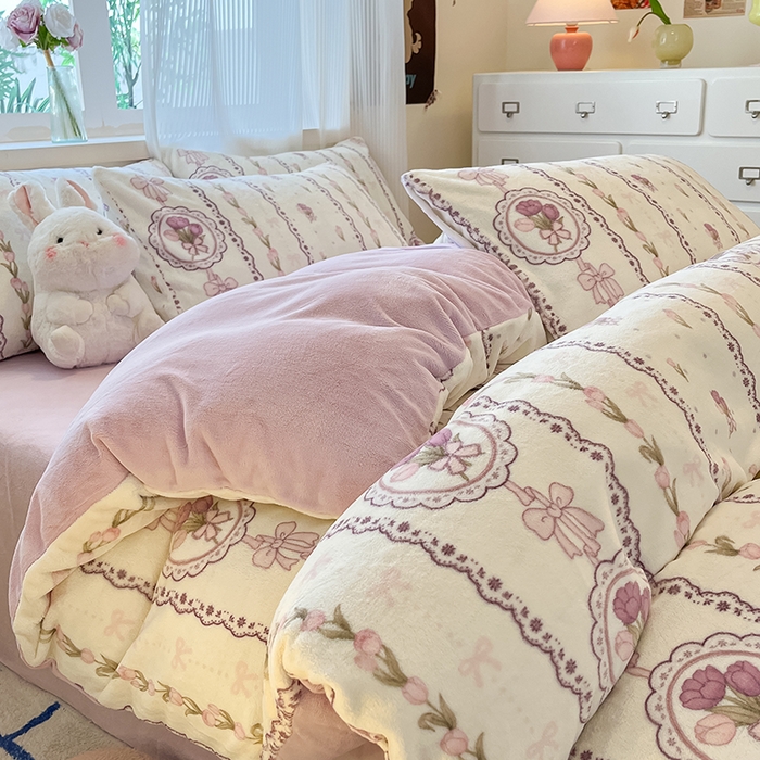 91家纺网 家纺一手货源 找家纺 慕澄家纺 2024新款小清新可爱印花牛奶绒加厚保暖四件套 竖条花