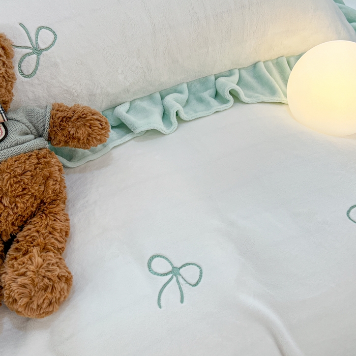 91家纺网 家纺一手货源 找家纺 金麦家纺 2024新款花边款牛奶绒四件套 蝴蝶结-蓝色