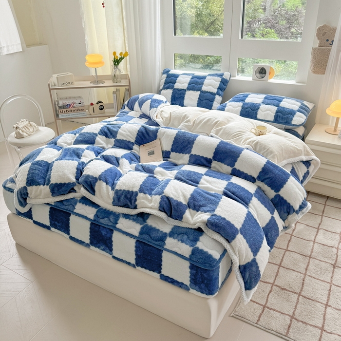 91家纺网 家纺一手货源 找家纺 2024新款A类北极绒格子-条纹系列宽包边加厚被套（自然光图） 棋盘格-高贵蓝
