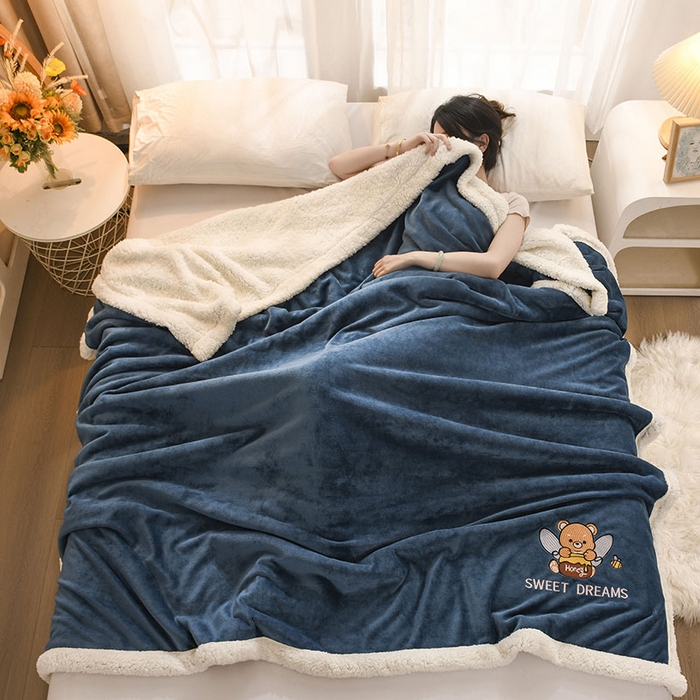 91家纺网 家纺一手货源 找家纺 2025新款毛毯AB版牛奶绒+羊羔绒毯子复合多功能午睡毯 美梦-午夜蓝