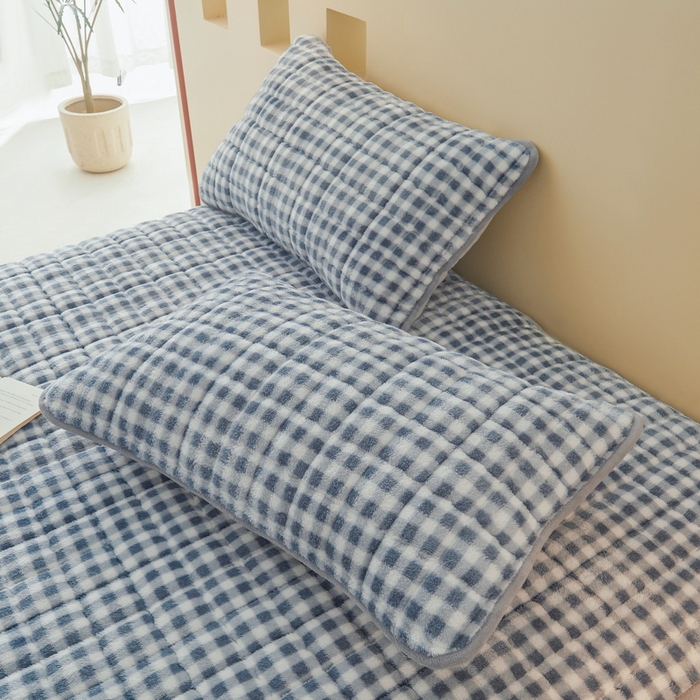 91家纺网 家纺一手货源 找家纺 2024秋冬北极绒加厚夹棉床笠三件套印花泰迪绒床垫保护套罩-无印风系列 蓝小格