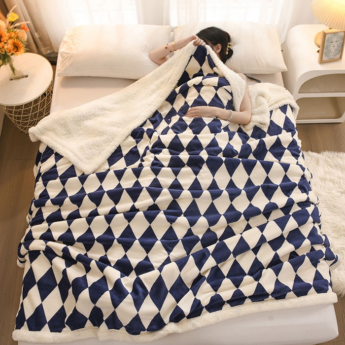 91家纺网 家纺一手货源 找家纺 2025新款毛毯AB版牛奶绒+羊羔绒毯子复合多功能午睡毯 菱格兰