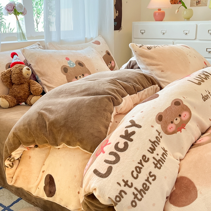 91家纺网 家纺一手货源 找家纺 慕澄家纺 2024新款小清新可爱印花牛奶绒加厚保暖四件套 点点熊仔