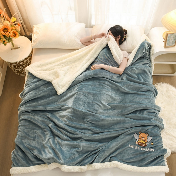 91家纺网 家纺一手货源 找家纺 2025新款毛毯AB版牛奶绒+羊羔绒毯子复合多功能午睡毯 美梦-烟波蓝