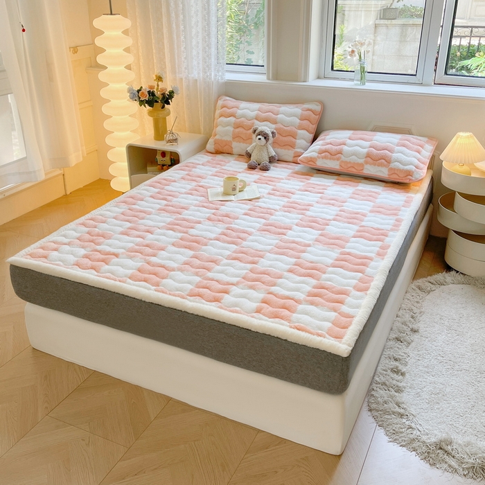 91家纺网 家纺一手货源 找家纺 2024秋冬加厚床垫床褥子北极绒印花泰迪绒床褥床护垫三件套-160g夹棉 棋盘格-粉玉