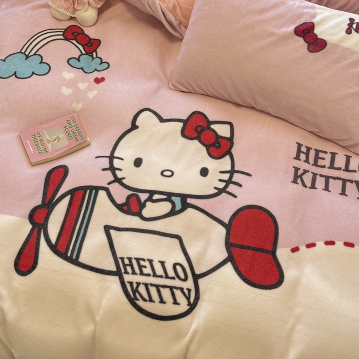 91家纺网 家纺一手货源 找家纺 金爱家 2024新款三丽鸥大版加厚牛奶绒四件套-第二批 绒R滑翔kt