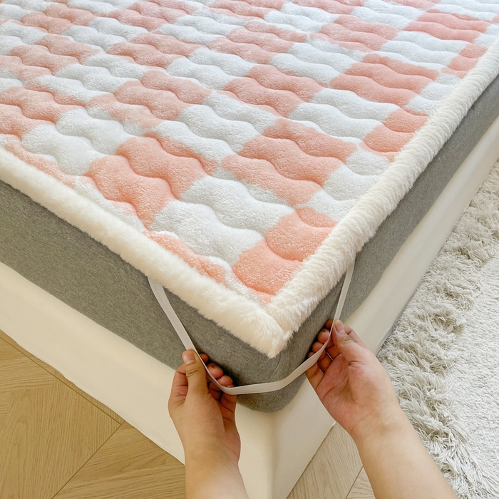 91家纺网 家纺一手货源 找家纺 2024秋冬加厚床垫床褥子北极绒印花泰迪绒床褥床护垫三件套-160g夹棉 棋盘格-粉玉