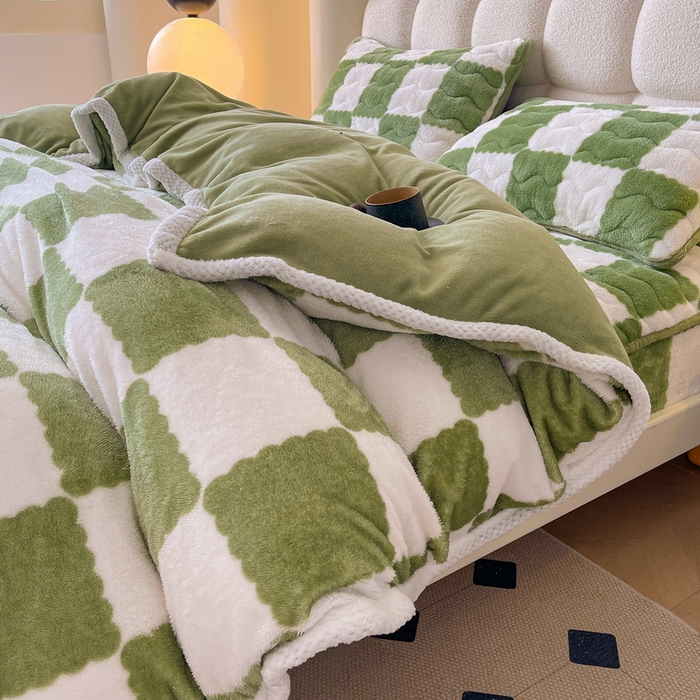 91家纺网 家纺一手货源 找家纺 2024新款A类北极绒格子-条纹系列宽包边加厚被套（暖光图） 棋盘格-豆绿