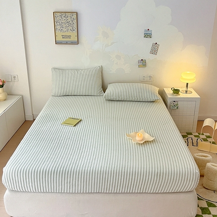 91家纺网 家纺一手货源 找家纺 2024新款秋冬新品牛奶绒印花单床笠 细条豆绿