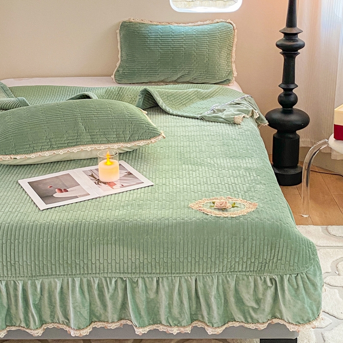 91家纺网 家纺一手货源 找家纺 胜权家纺 2024秋冬新款婴儿绒夹棉圆角花边简约风纯色牛奶绒床盖三件套 流绪花梦绿