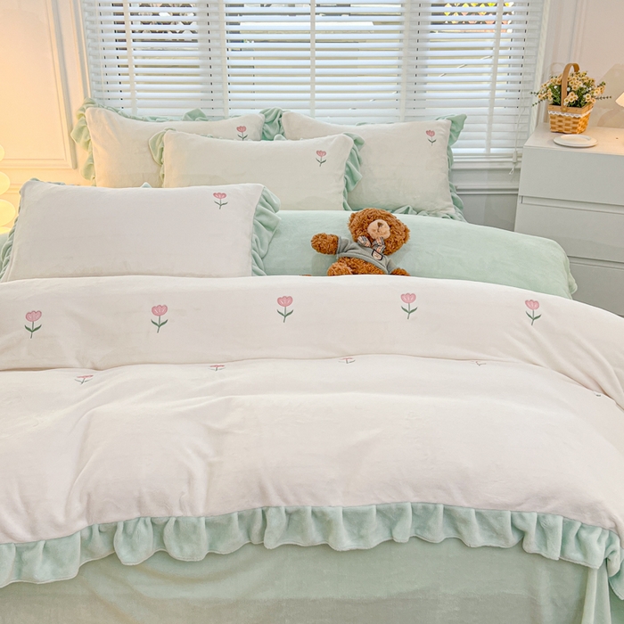 91家纺网 家纺一手货源 找家纺 金麦家纺 2024新款花边款牛奶绒四件套 蓝色花朵