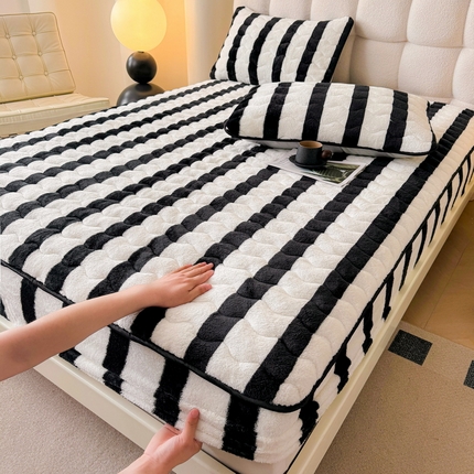 91家纺网 家纺一手货源 找家纺 （总）2024秋冬北极绒加厚夹棉床笠三件套印花泰迪绒床垫保护套罩-格子条纹系（暖光图）