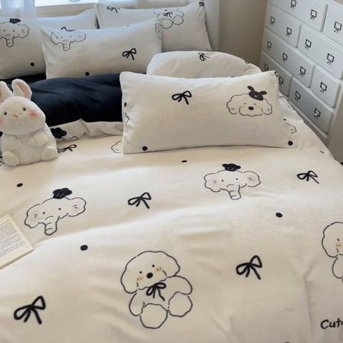 91家纺网 家纺一手货源 找家纺 慕澄家纺 2024新款小清新可爱印花牛奶绒加厚保暖四件套 快乐伙伴