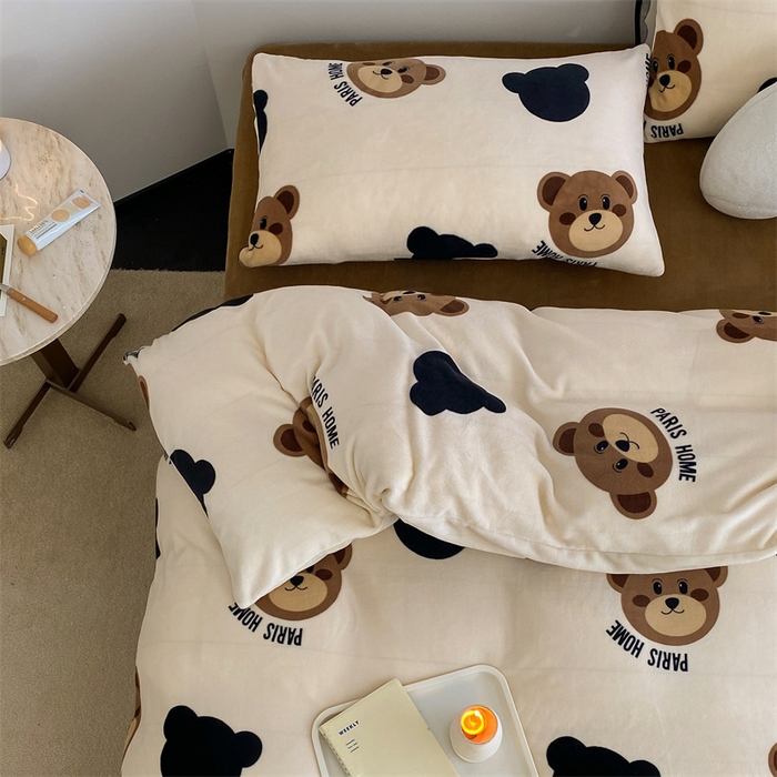 91家纺网 家纺一手货源 找家纺 2025新款小清新双面牛奶绒四件套 呆萌熊