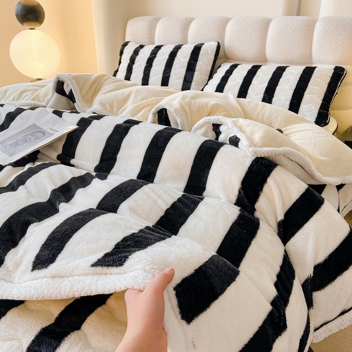 91家纺网 家纺一手货源 找家纺 2024新款A类北极绒格子-条纹系列宽包边加厚被套（暖光图） 条纹-黑白