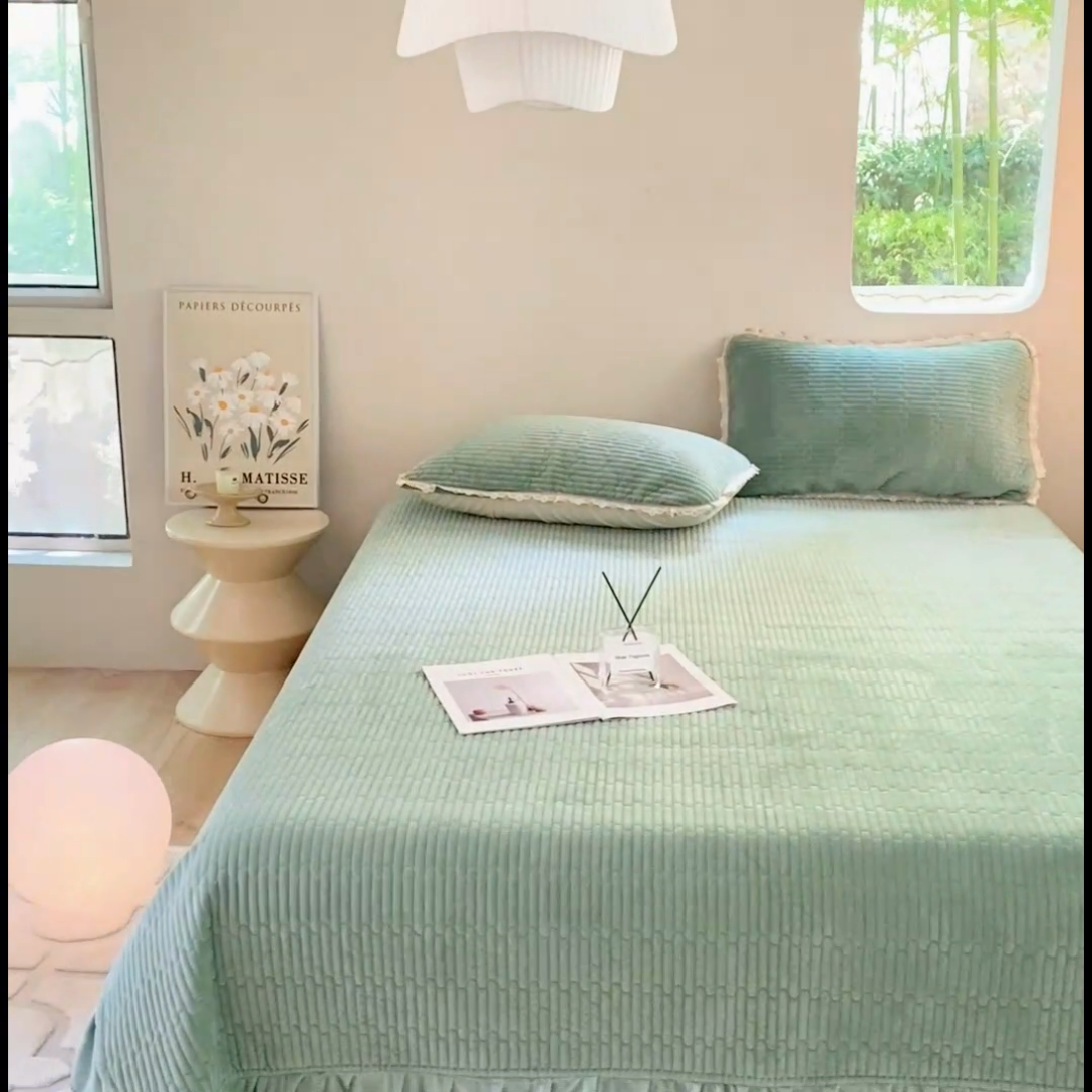 91家纺网 家纺一手货源 找家纺 胜权家纺 2024秋冬新款婴儿绒夹棉圆角花边简约风纯色牛奶绒床盖三件套 流绪花梦绿