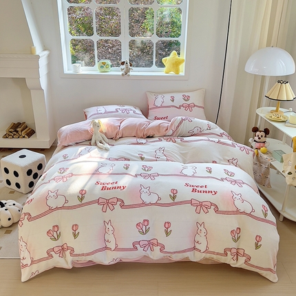 91家纺网 家纺一手货源 找家纺 山茶家纺 2024新款高克重印花牛奶绒四件套 粉色小兔