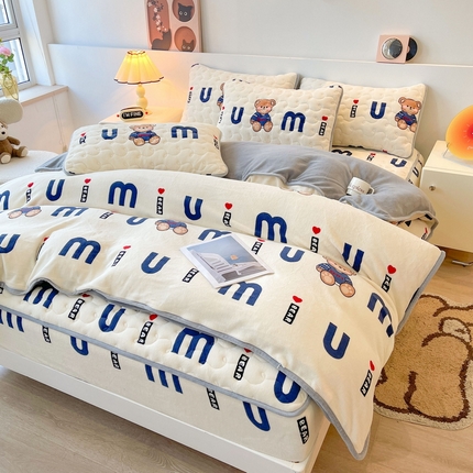 91家纺网 家纺一手货源 找家纺 2024秋冬A类牛奶绒加厚夹棉床笠+牛奶绒被套四件套妙妙熊