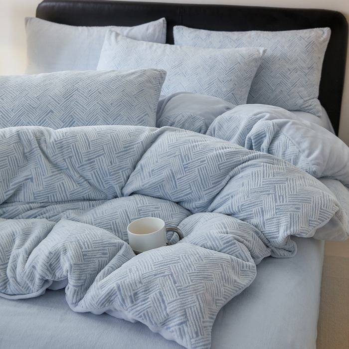 91家纺网 家纺一手货源 找家纺 优彩 2025新款雕花牛奶绒四件套烂花牛奶绒四件套 小几何-婴儿蓝