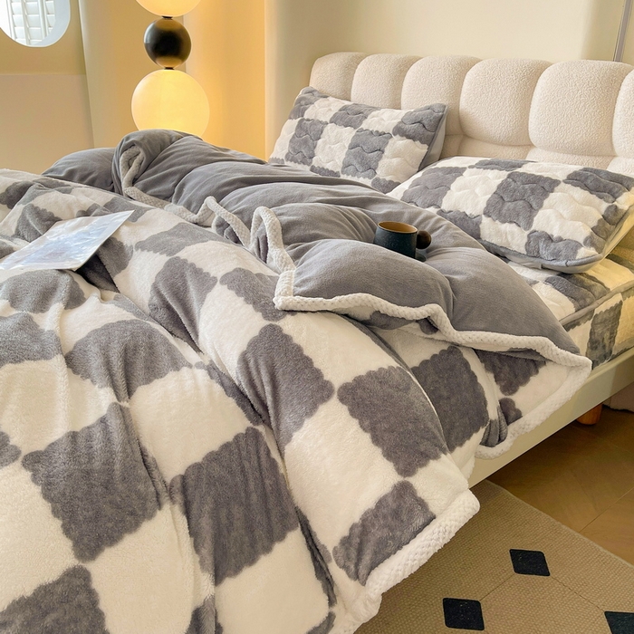 91家纺网 家纺一手货源 找家纺 2024新款A类北极绒格子-条纹系列宽包边加厚被套（暖光图） 棋盘格-灰色