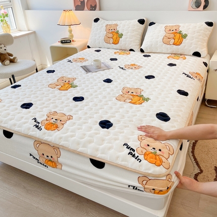 91家纺网 家纺一手货源 找家纺 2024秋冬牛奶绒加厚夹棉床笠三件套印花床垫保护套罩波点熊