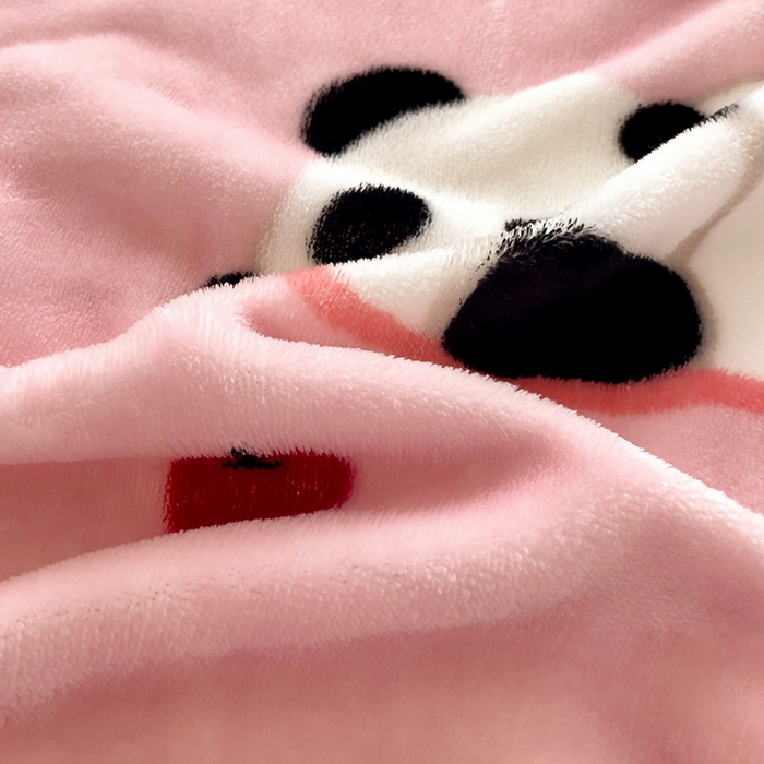 91家纺网 家纺一手货源 找家纺 名兮家居 2024新款时尚卡通风高克重牛奶绒床单-盖毯 彩虹熊猫-粉