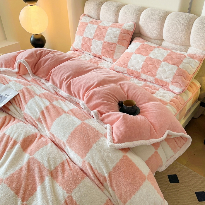 91家纺网 家纺一手货源 找家纺 2024新款A类北极绒格子-条纹系列宽包边加厚被套（暖光图） 棋盘格-粉玉