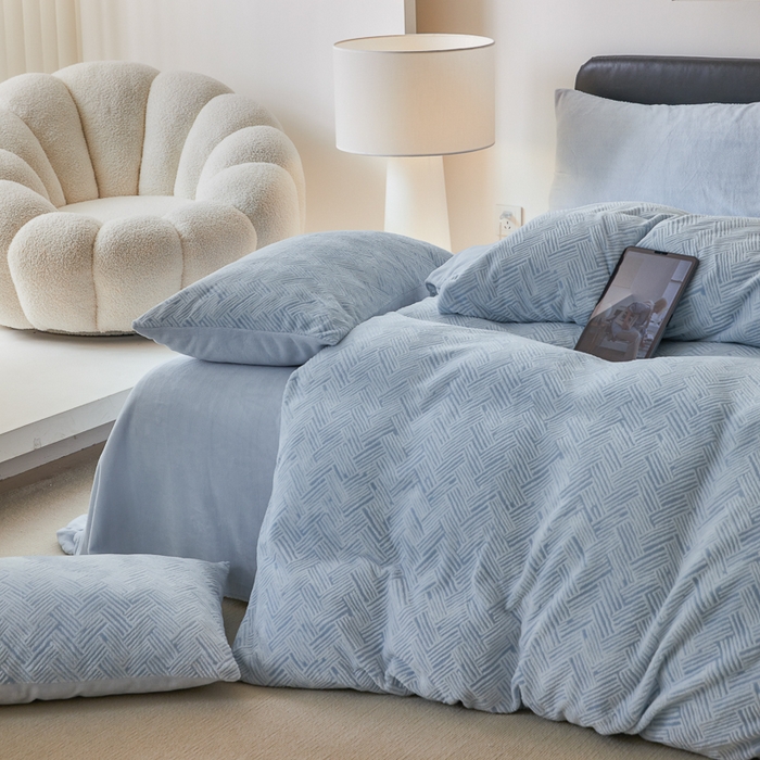 91家纺网 家纺一手货源 找家纺 优彩 2025新款雕花牛奶绒四件套烂花牛奶绒四件套 小几何-婴儿蓝