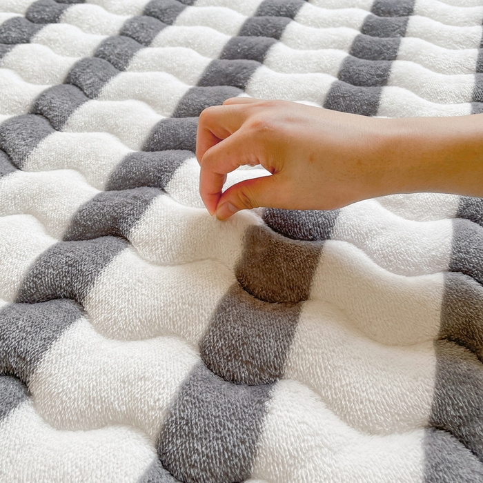 91家纺网 家纺一手货源 找家纺 2024秋冬加厚床垫床褥子北极绒印花泰迪绒床褥床护垫三件套-160g夹棉 条纹-灰色