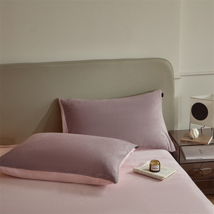 91家纺网 家纺一手货源 找家纺 启程家纺 2024新款A类加厚230克纯色双拼牛奶绒四件套 香芋紫+浅粉