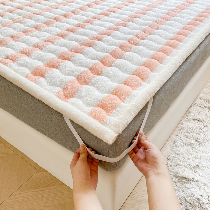 91家纺网 家纺一手货源 找家纺 2024秋冬加厚床垫床褥子北极绒印花泰迪绒床褥床护垫三件套-160g夹棉 条纹-粉玉